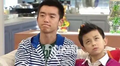 吴磊儿时与众星合照曝光揭16岁小男神成长史