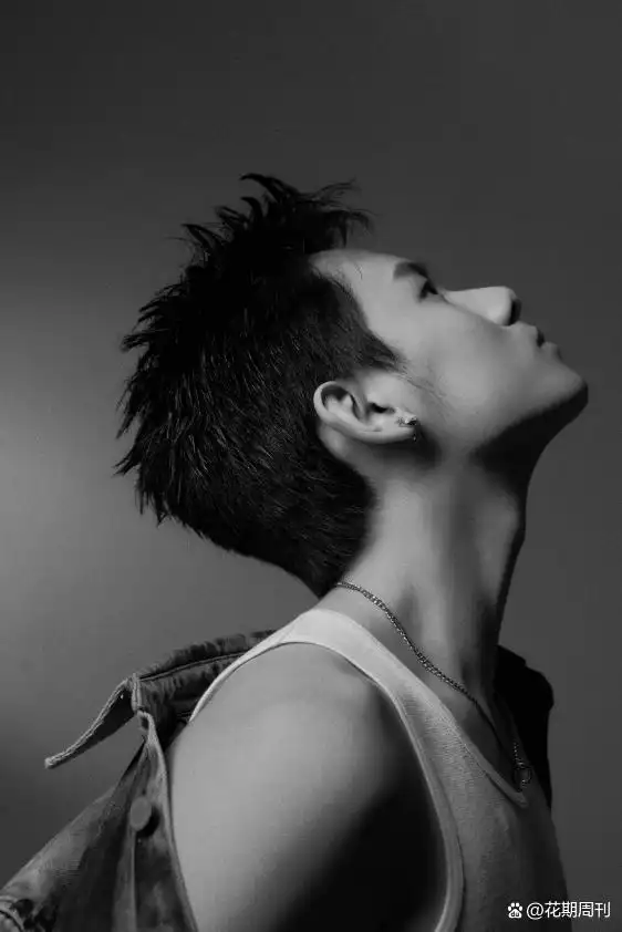 胡先煦狂野荷尔蒙大片,侧颜轮廓分明,下颚线优越