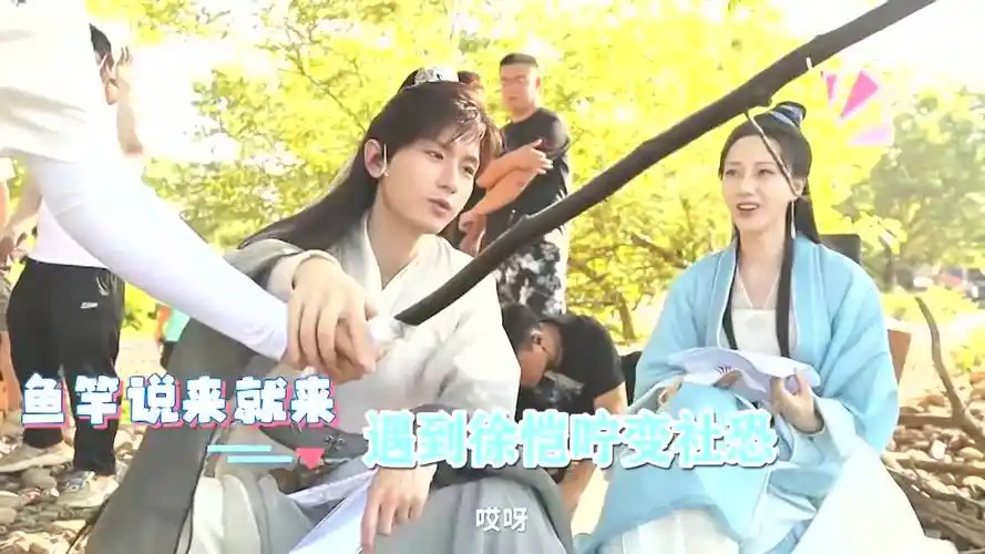 成毅大型双标现场!日常和杨紫甜蜜互动,遇到徐恺咛却变社恐