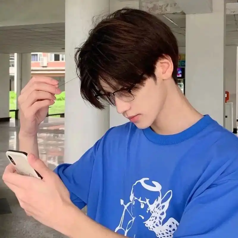 真人,侧脸,男生头像 有一些风,想见到喜欢的人