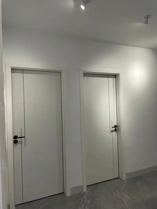 我家简单的白色房门