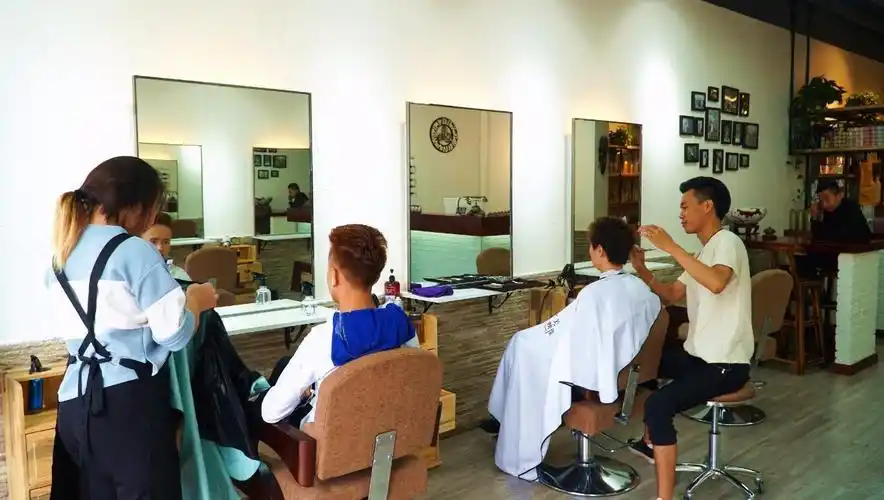 这家理发店暗藏特殊服务但生意火爆的真正原因是