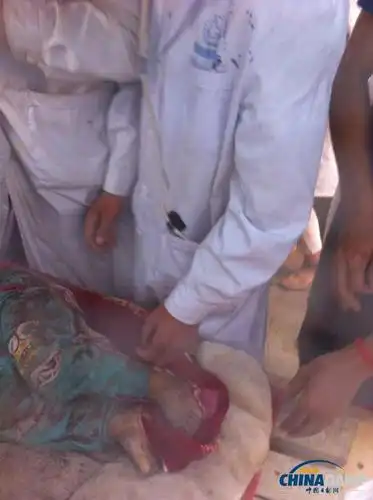 武警救援部队从震中废墟中挖出一具男孩遗体