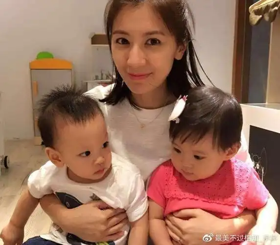 47岁贾静雯被催生四胎!已生仨女儿不愿再生,修杰楷态度让人意外