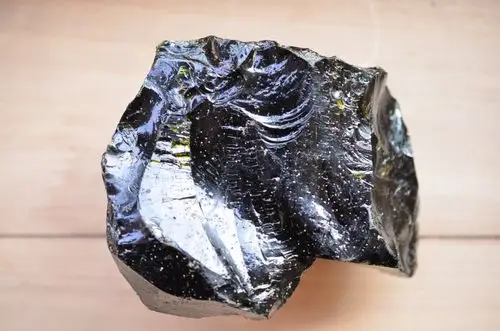 玻璃陨石什么样的,有图片参看一眼吗