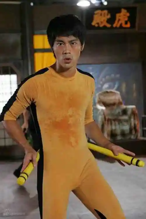 陈国坤在电影中对打老外模仿李小龙,感觉这张照片最像了.