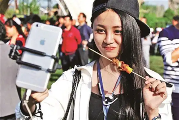 旅游主播异军突起月赚数万元 | 大公中原网