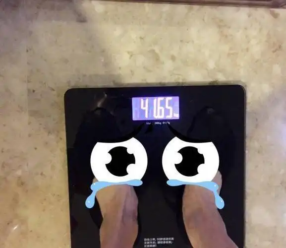 张慧雯的体重只有80斤出头啊.看着瘦骨嶙峋的脚.