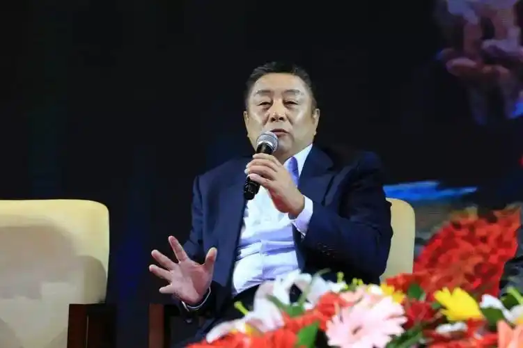 在第九届中国保险文化与品牌创新论坛上,华夏保险董事长李飞参加了