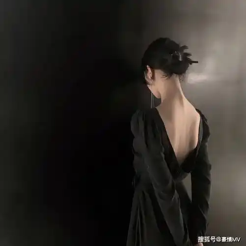 黑色系高冷美女头像真人版_气质美女黑色风格头像图片_ins_系列_背影