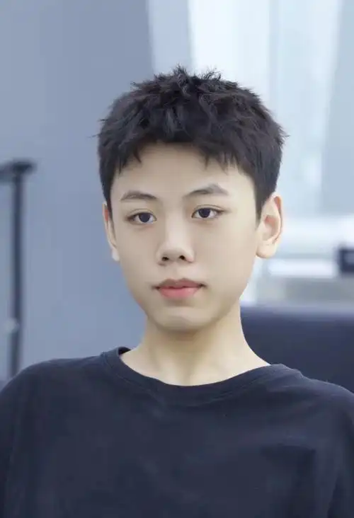 中分发型超帅气