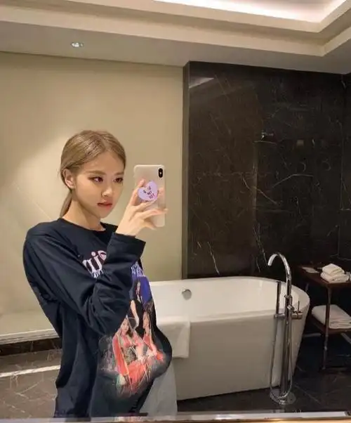 26岁朴彩英跟随韩国夫人访旧金山穿丝绒西服扎麻花辫把人美到