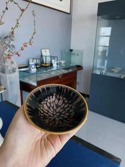 想你和分享一只如星空般绚烂的茶盏