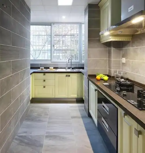 灰色的地砖及墙砖搭配嫩绿色的橱柜,呈现出来的效果也很受年轻人的