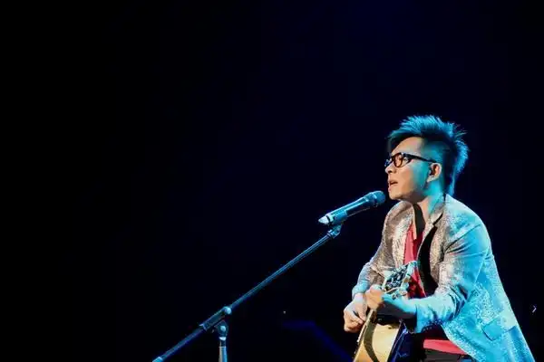 汤潮励志新曲向前冲致敬登上奥运舞台的斗士