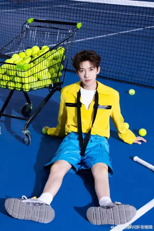 贺峻霖打网球随拍,贺峻霖黄色卫衣网球造型好帅气,贺峻霖的腿好白啊!