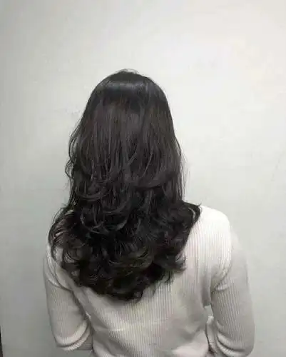 一些中长发好看的发型,烫完自然飘逸显气质,过年发型就该这么烫