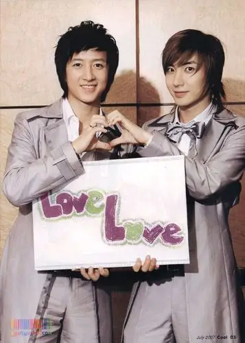 而不是:大家好,我是superjunior 的中国成员,韩庚 13个人给elf鞠躬,哥