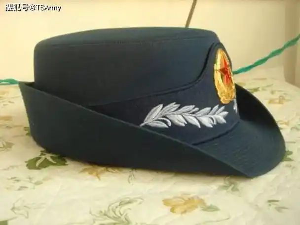 这相比大檐帽更轻便,更适合女性军人佩戴,帽子前面同样带有两条麦穗