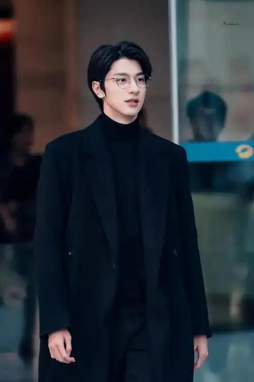 林一下班路透帅成偶像剧