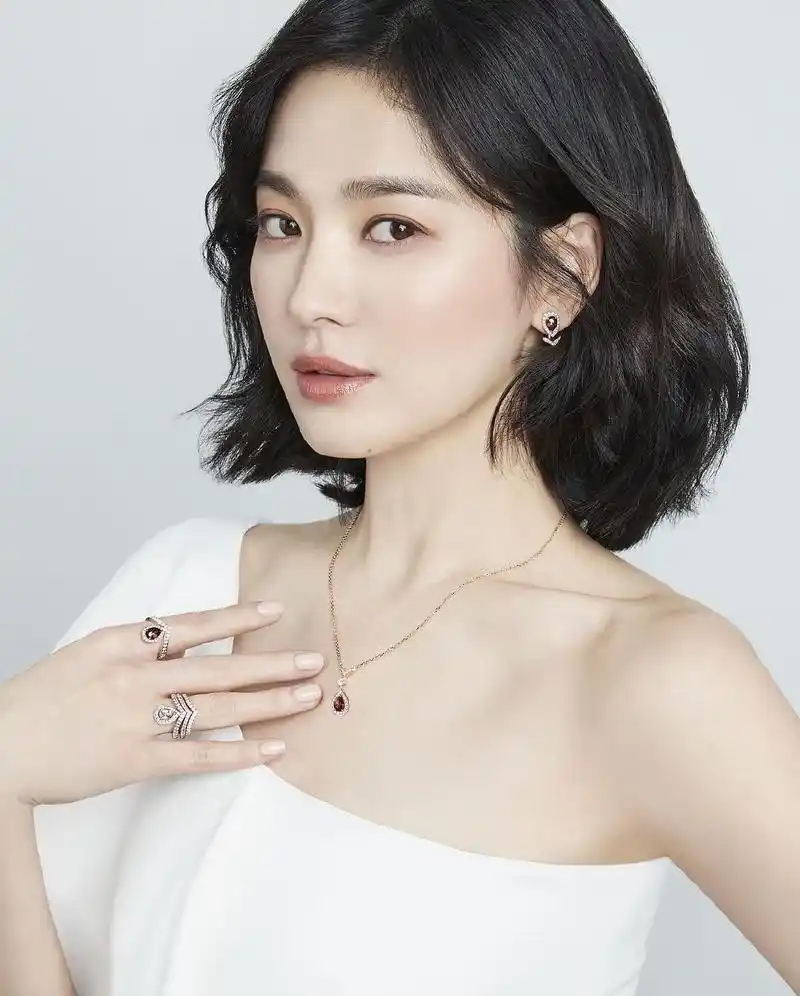 宋慧乔又换发型了,长款的波波头减龄效果太好,38岁瞬间美回20岁