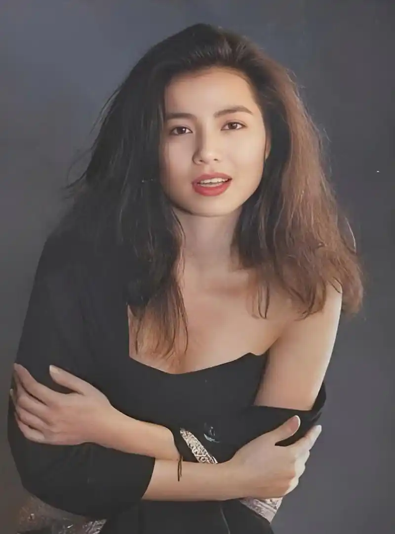 钟楚红,1960 年 2 月 16 日生于香港,祖籍广东.