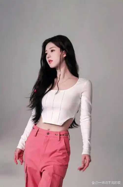 近日,网友在社交媒体上晒出一组赵露思近照,引发热议.