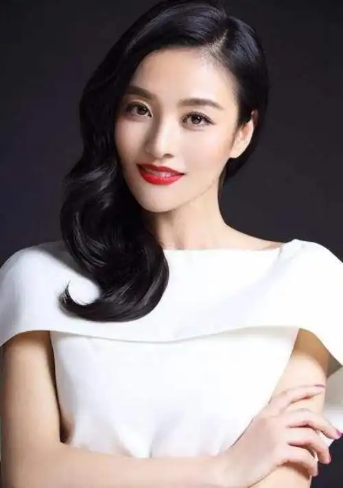 身材高挑气质出众的魅力女神郑清文