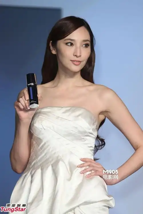 女星吴佩慈11日身穿白色长礼服,亮丽出席品牌代言活动,她开心