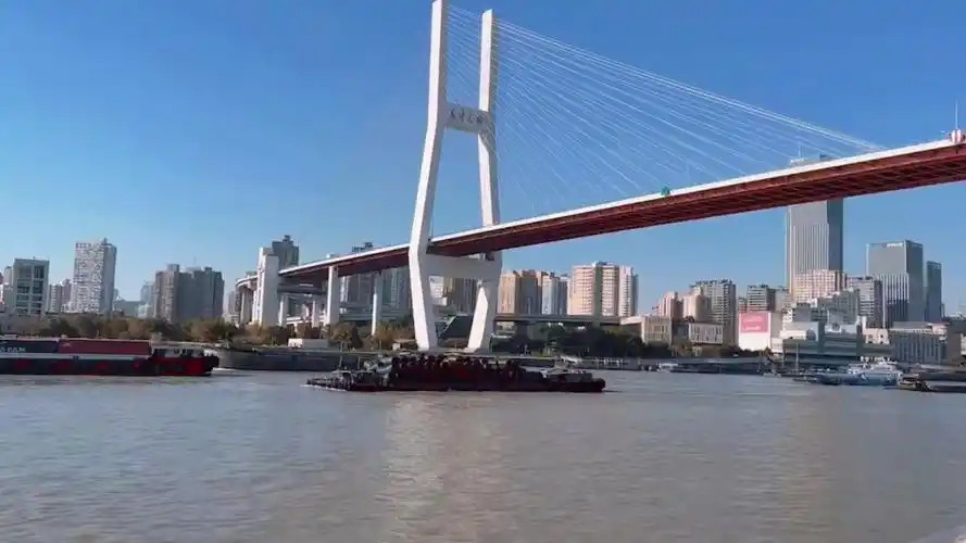 黄浦江两元的轮渡也蛮不错的