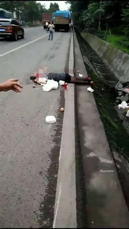 峨眉九里佛光水泥厂门口车祸一女子被当场爆头太惨了
