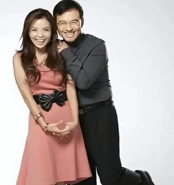 朱迅19岁儿子首曝正脸身材矮小长相老成与妈妈相拥似同龄人