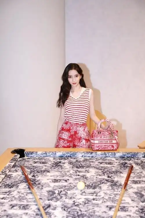 杨颖穿出三亚度假凉爽范晕染色短裤搭无袖条纹衫清新浪漫