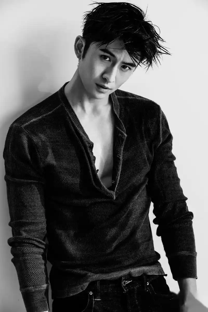 张云龙绿洲晒照,倒三角的身材,深邃的眼神,撩人的湿发,满屏的荷尔蒙.