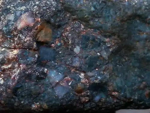 最普通的陨石也可以卖到每克500～600美元,稀有陨石则可达到每克3