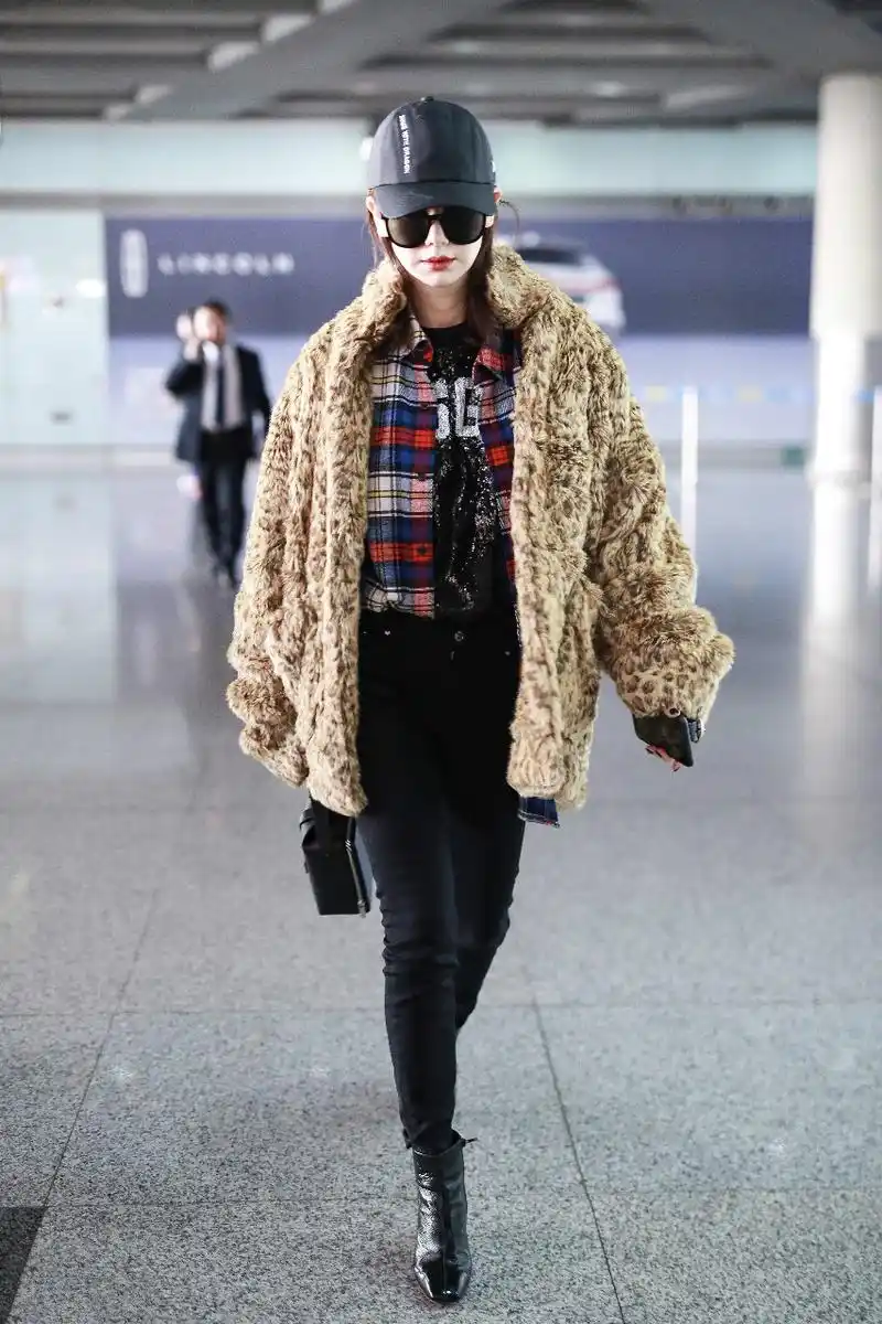 戚薇穿豹纹外套搭配黑色紧身裤现身机场,戴棒球帽和墨镜又酷又美