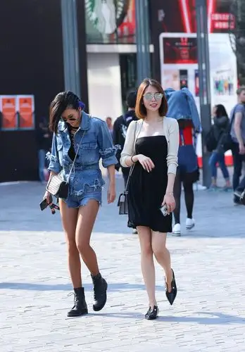 北京街拍春夏交接之际三里屯时尚漂亮的女孩又多了起来