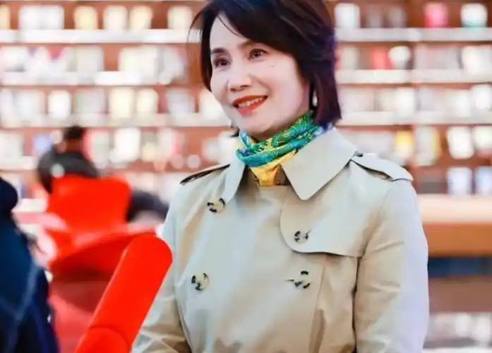 回顾主持人徐俐带孩子二婚遇真爱婚后28年被丈夫宠上天