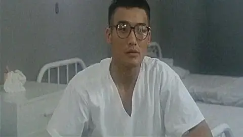 《监狱风云》周润发这段抽烟过程,他抽烟的动作眼神一直都学不会