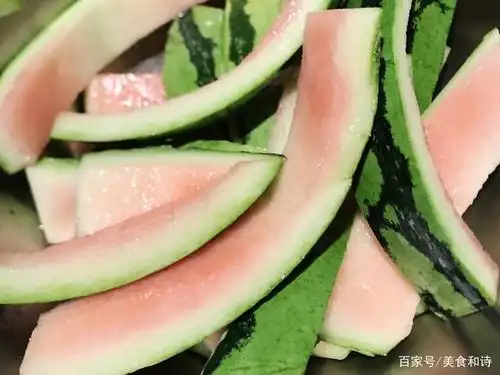 西瓜皮吃完不要扔,只需这一步,还能当早餐
