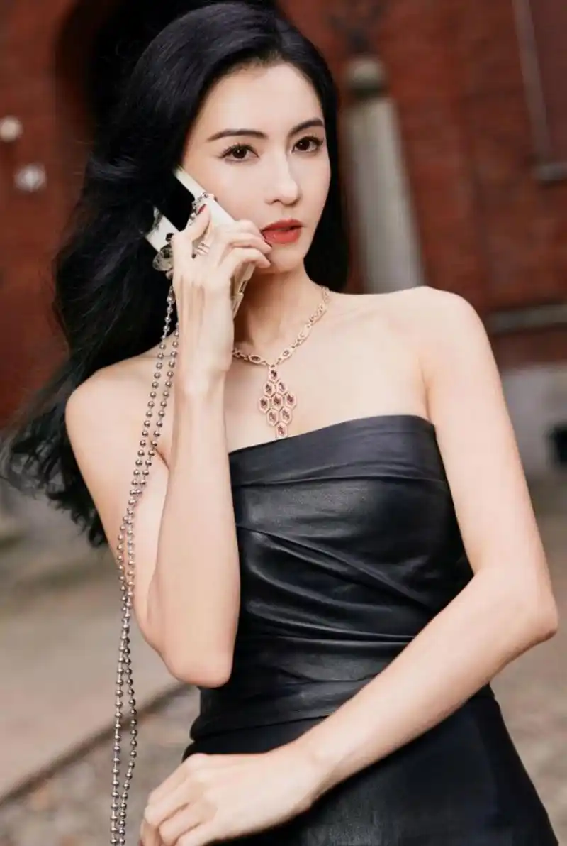 张柏芝 顶级骨相# 43岁顶级女神张柏芝也去了米兰时装周,姐姐现场