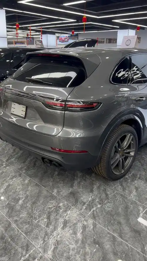 加版保时捷卡宴灰色