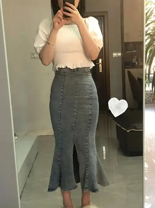 今天搭配的白色上衣,不知是不是因为太胖的原因,裙子的线条被撑歪了