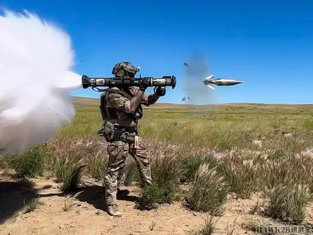 1特种作战大队(空降)在华盛顿州亚基马训练中心进行重型武器实弹训练