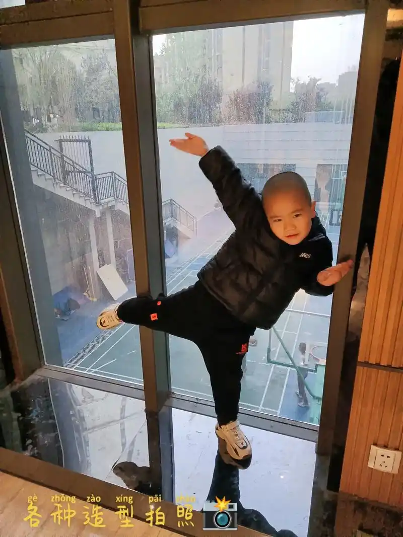 顶着小光头出街.