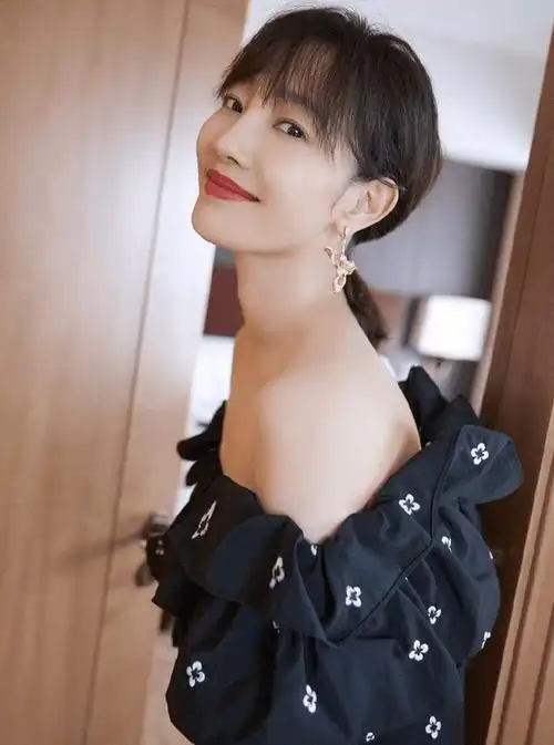 白百何瘦了美回颜值巅峰穿一字肩秀天鹅颈优雅迷人气质太高级