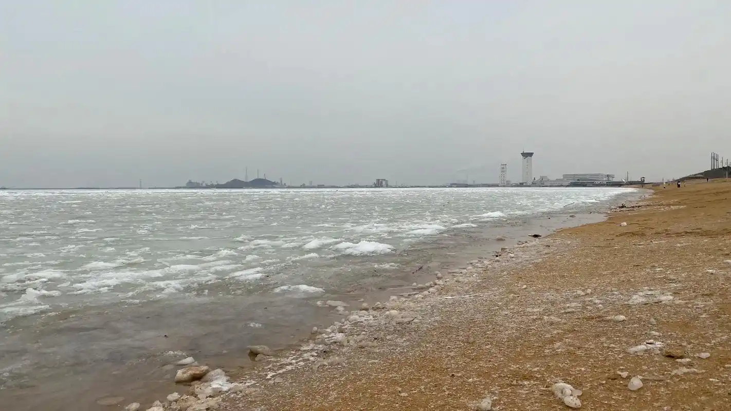 莱州三山岛金沙滩 冰封大海.午后游荡在大海边,千里冰封,一眼 - 抖音