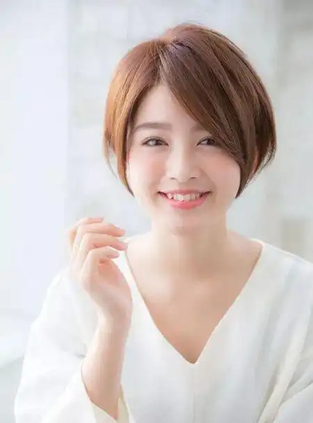 40岁圆脸女人适合的发型有哪些中分容易老气,齐刘海又太嫩了不合适,不