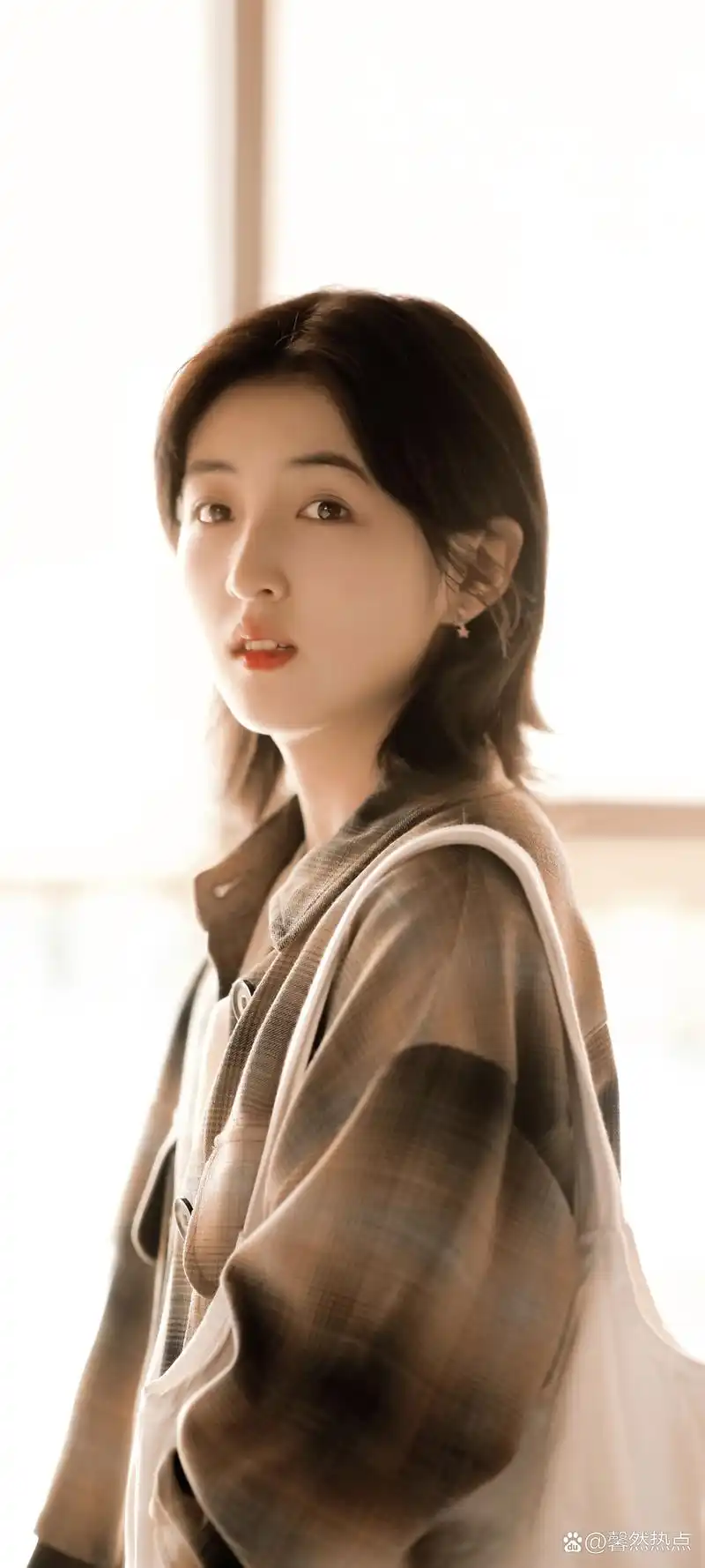 张子枫穿着红色连衣裙,像个小公主一样.