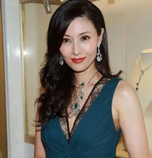 然后把整个头发往后面收了起来,露出表情的李嘉欣还故意怪笑了起来